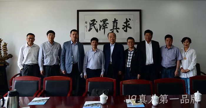 J9真人第一品牌董事长颜贻意(左四)考察中国海洋大学 J9真人第一品牌董事长颜贻意(左四)考察中国海洋大学