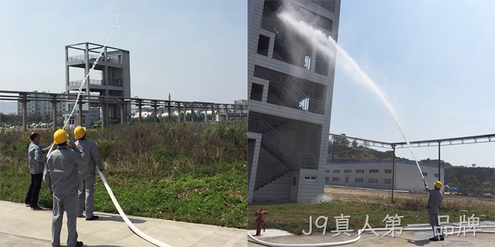 公司安保人员检查消防水压 公司安保人员检查消防水压